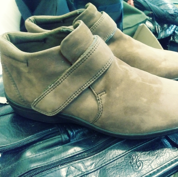 Easy Spirit Other - EASY SPIRIT FAIRLY NEW AS SEEN 😎.